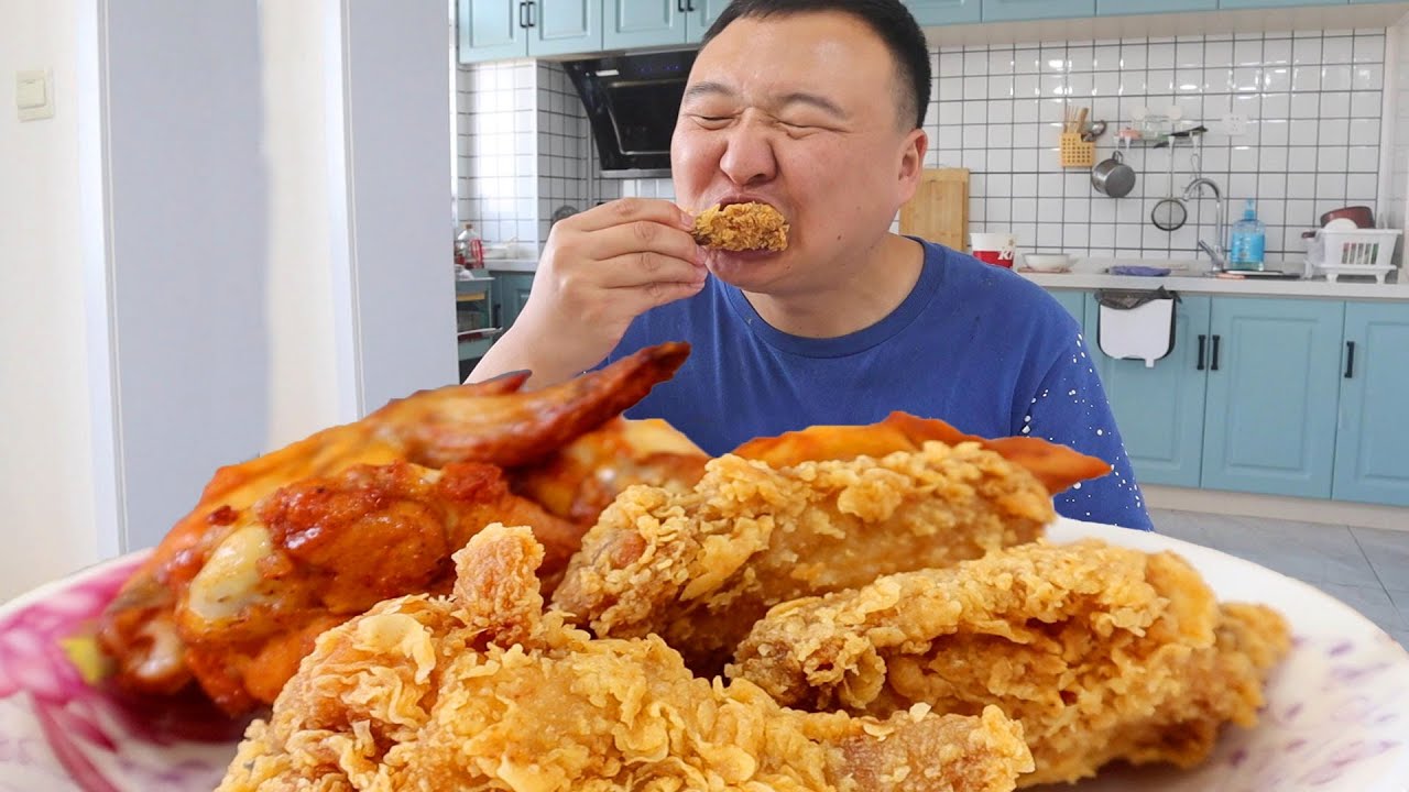 Парень ест жареную курицу со стаканом Happy Water Fat House, приятно ~