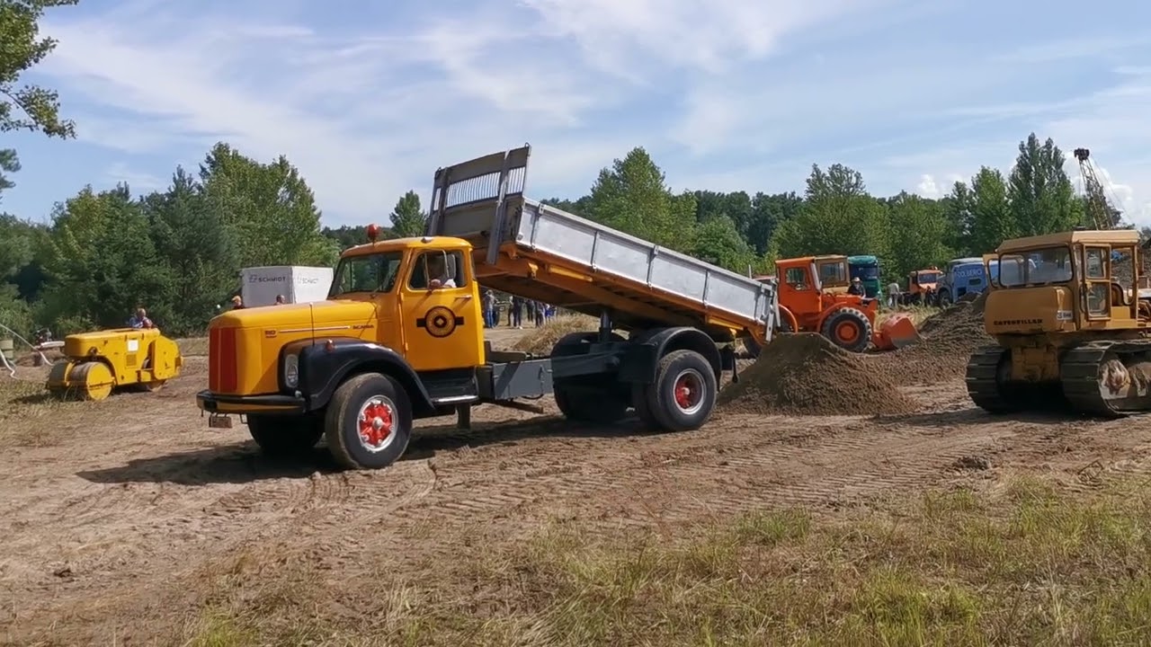 SCANIA SUPER 110 u. CAT D4 E Planierraupe