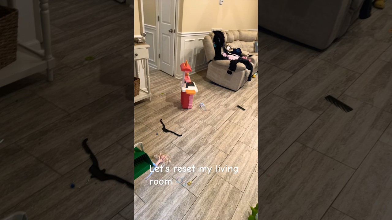 Cleaning my living room🧹🫠 #cleaningmotivation #limpiaconmigo #cleanwithme #limpeza #shorts