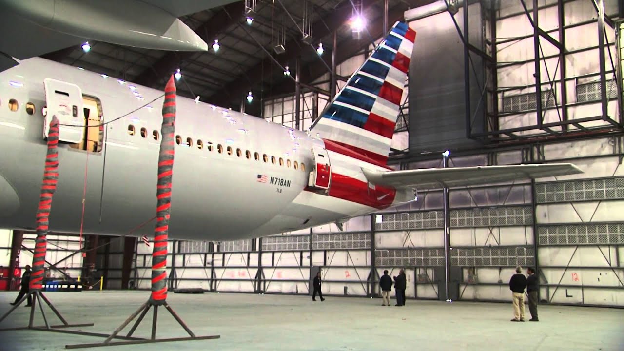 Процесс нанесения новой ливреи American Airlines на наш новый 777-300ER
