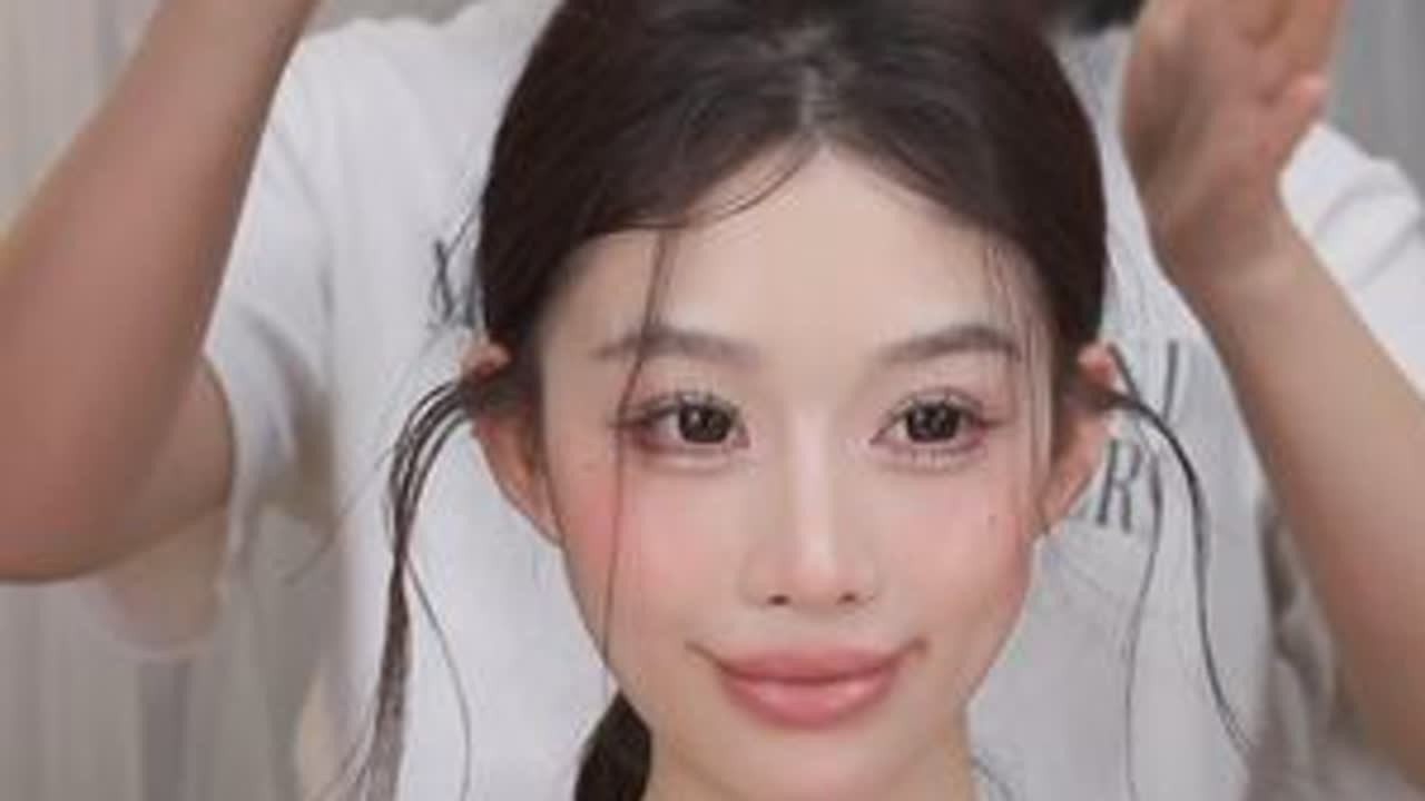 小众感低盘造型教程！ 锵锵～我又来啦！小众感低盘造型教程一个轮廓两种发型教程哦～大家认真学习🖤🤏#化妆师的工作日常 #喜看造型 #发型教程 #低盘造型 #新娘造型教程