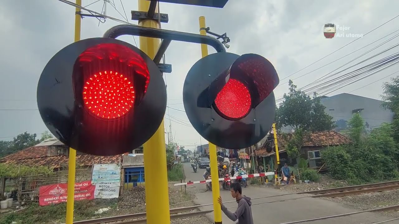 Palang Kereta Api Baru Perlintasan KA Pancawati Karawang 