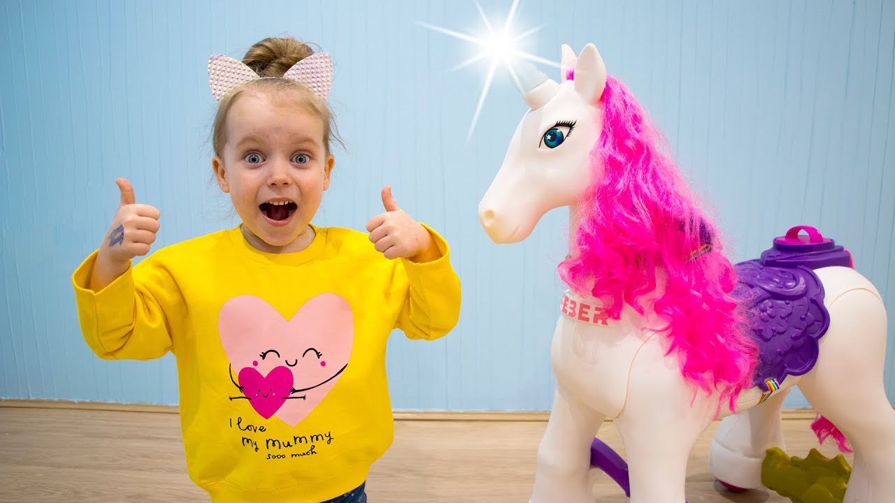 Gaby and Alex pretend play and ride on Horse toy