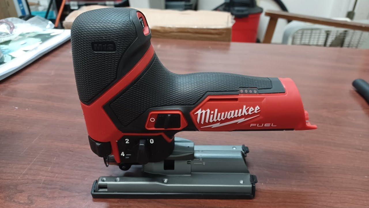 Стоит ли покупать лобзиковую пилу Milwaukee M12?