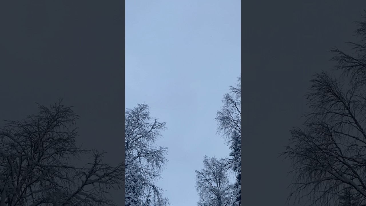 Valkoinen taivas tänään kauniina on viileän tuulen kera
