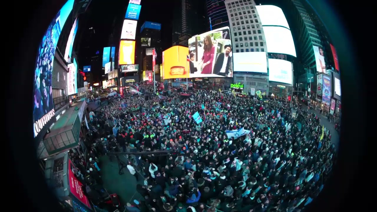 Thousands of Jewish Teens sing 'Am Yisrael Chai' in NY's Times Square
