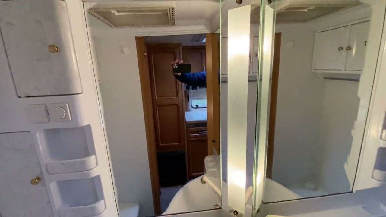 RICAR - Hobby 495 z napędem, markizą i przedsionkiem.