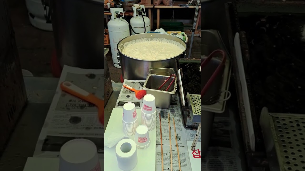 호떡! Hoddeok (hot ddeok perhaps?) Korean street food - Korean sweet pancakes 🥞