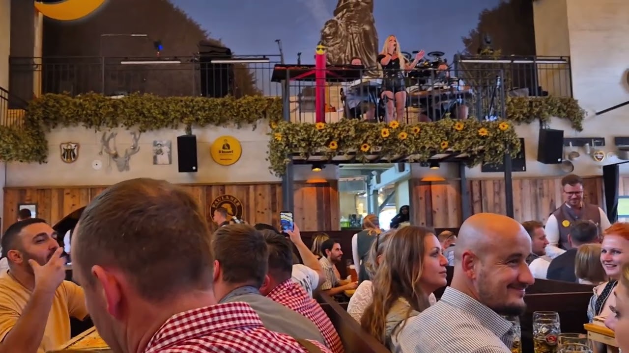 Sängerin Ulli (Ulrike Schäfer) auf dem Oktoberfest München