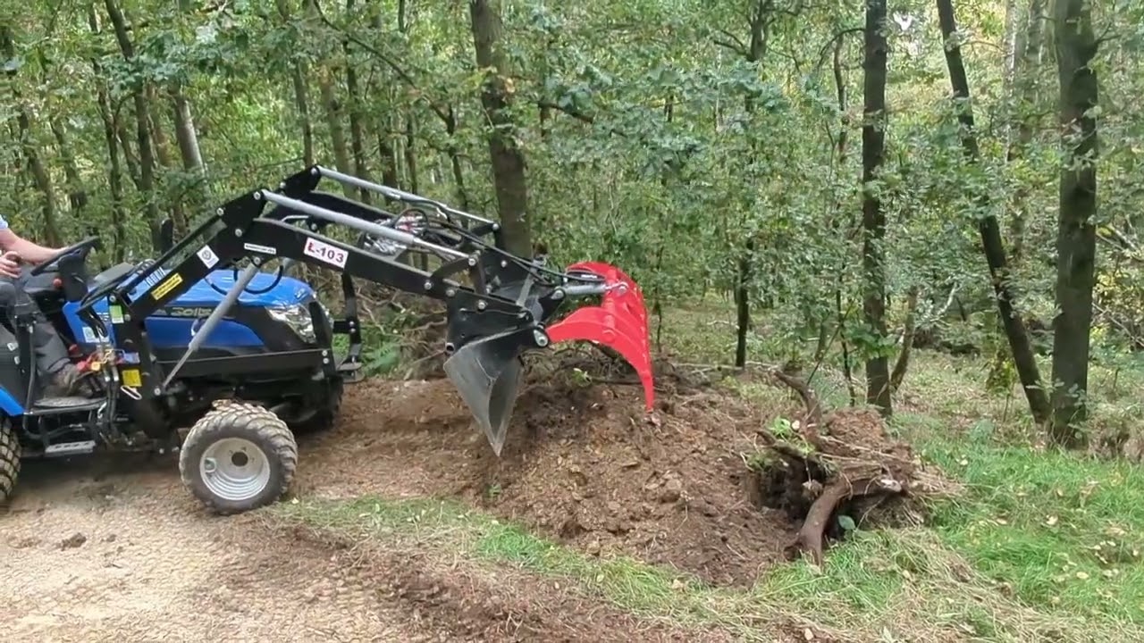 Kleintraktor Solis 26 bei dem Waldwegebau