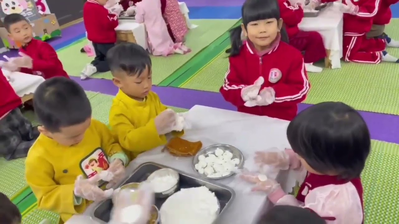 Video hoạt động trải nghiệm bé làm bánh trôi