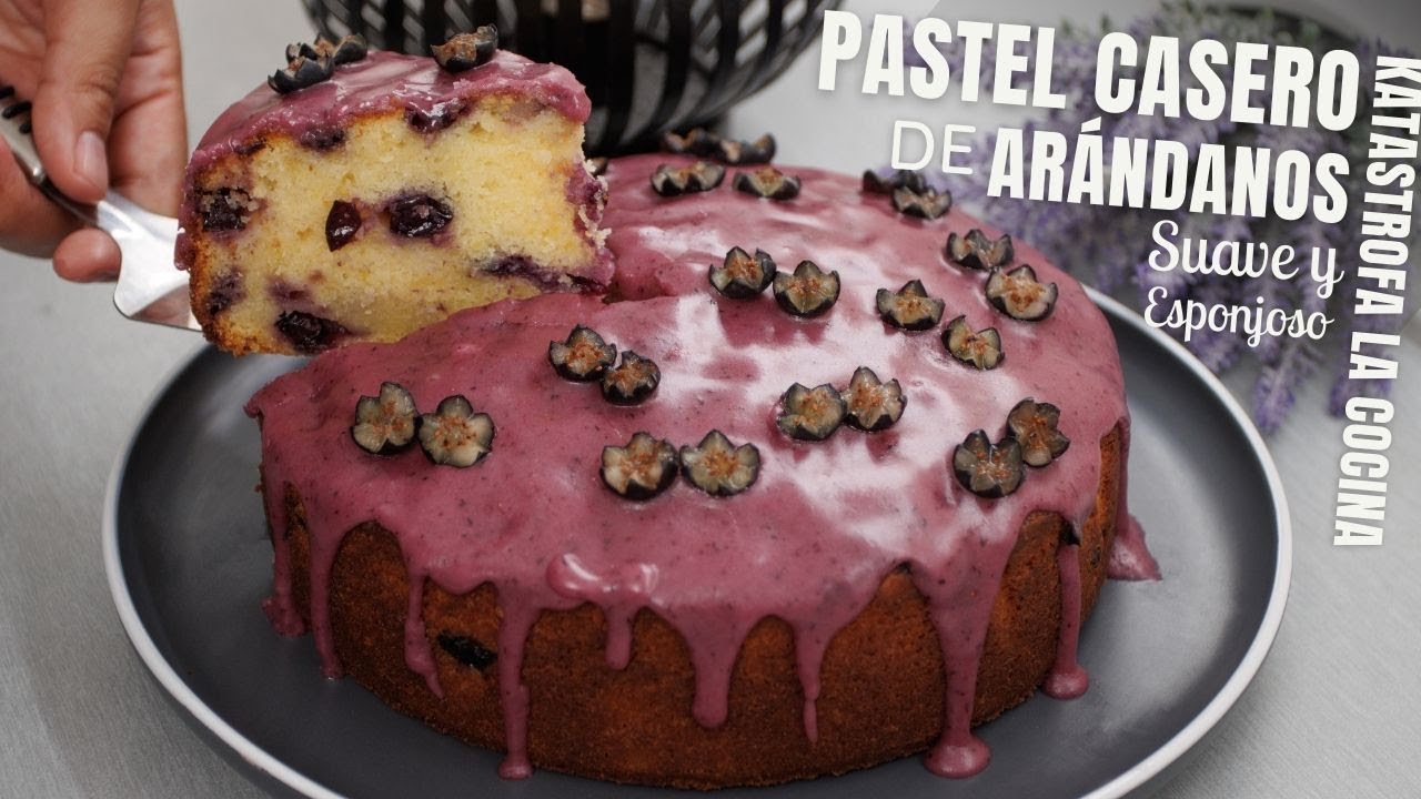 Pastel casero de arándanos, esponjoso y húmedo