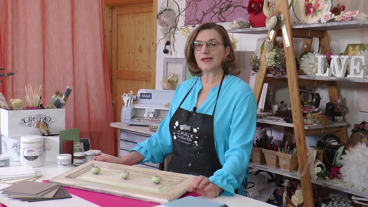 Shabby Chic Recupero di una'anta in legno decorata in Decapè con Lara Vella