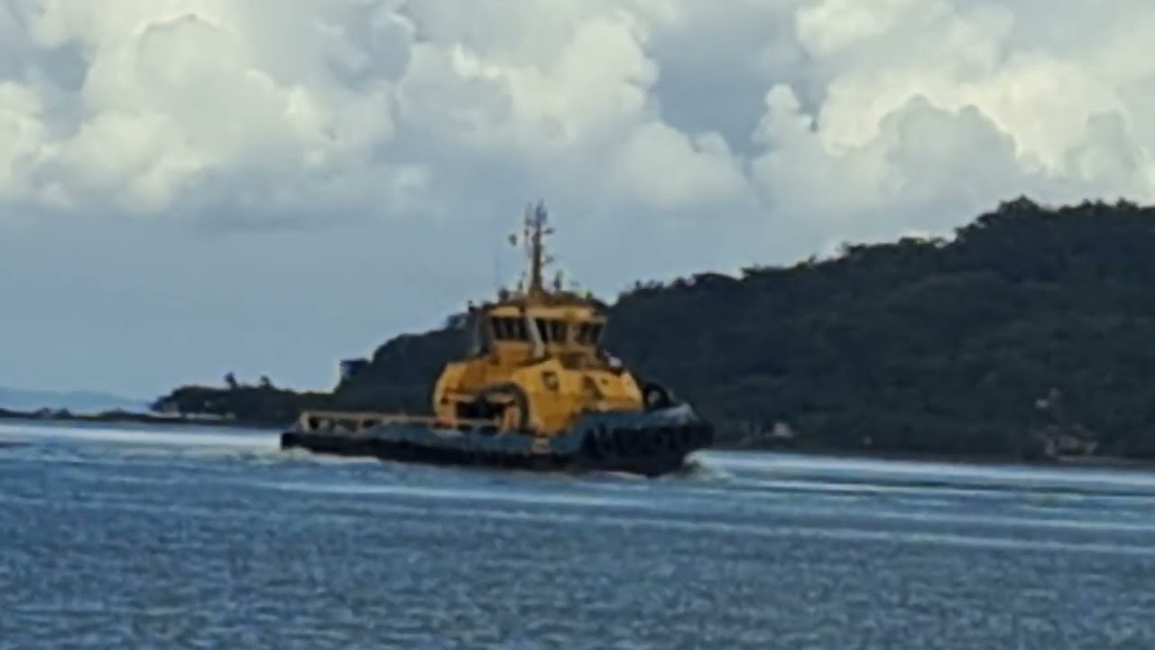 Mostrando uma embarcação. Na prainha do porto de aratu Bahia. 
