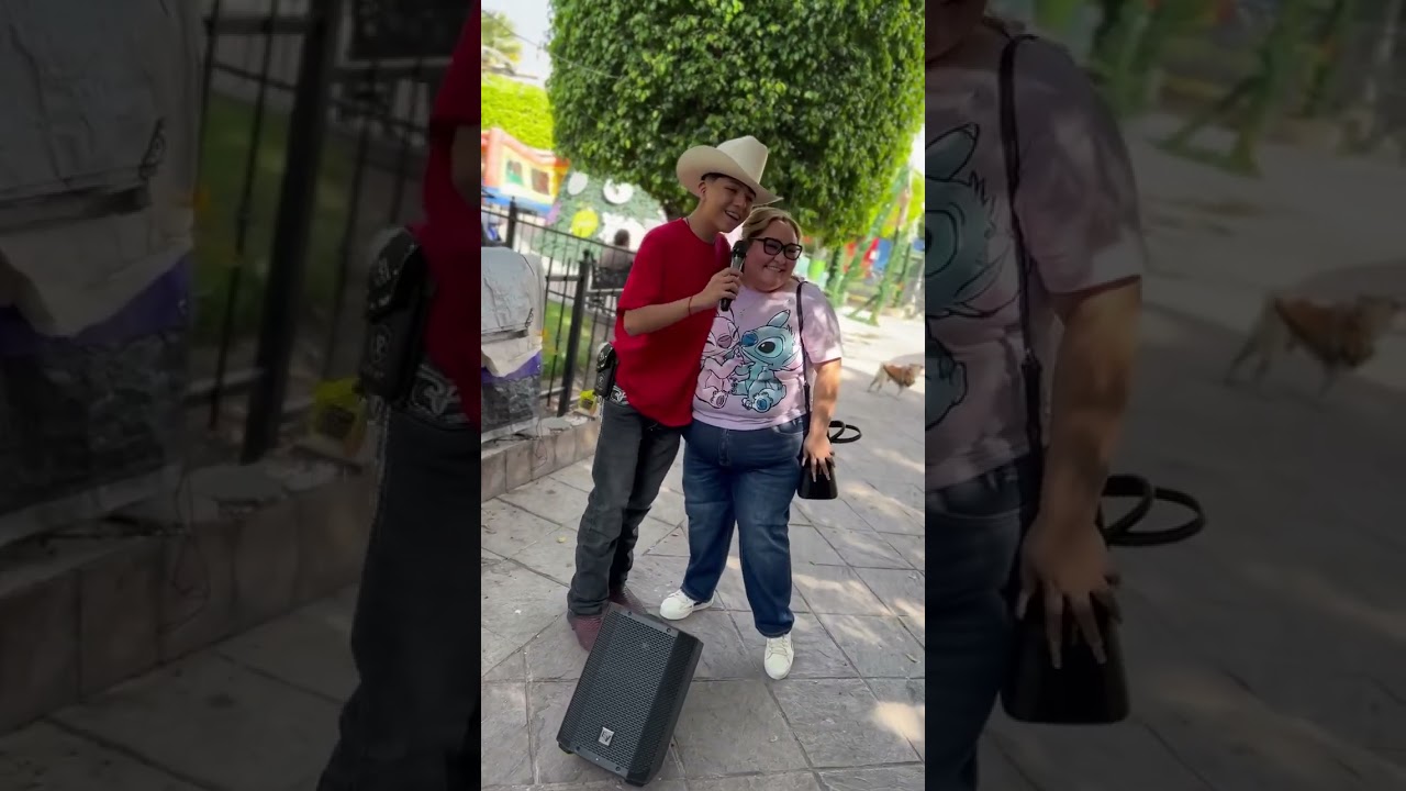 Mi mamá me pide que le cante una canción a una señora