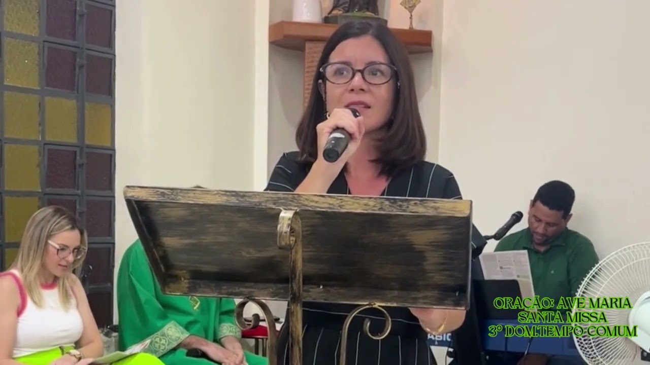 Comunidade reunida em Oração e Agradecimento pelo Trabalho: Ave Maria, Cheia de Graça, o Senhor é..