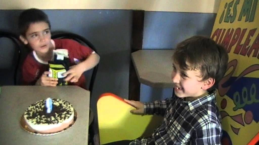 Cantando cumpleaños feliz y soplando la vela.