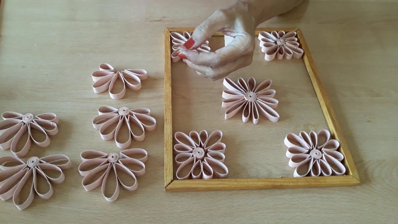 CUADRO DECORATIVO COLOR SALMÓN CON TUBOS DE PAPEL HIGIÉNICO.