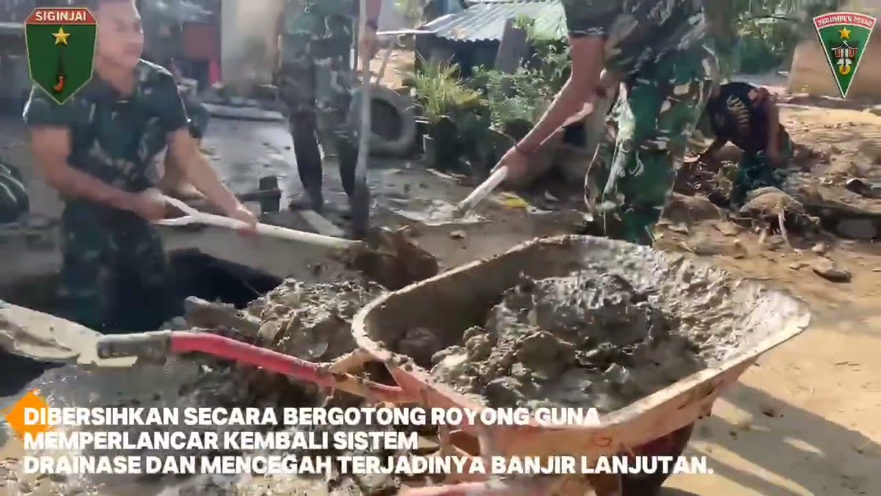 Prajurit Yonif TP 896/SP Bersihkan Gorong-Gorong Demi Cegah Banjir