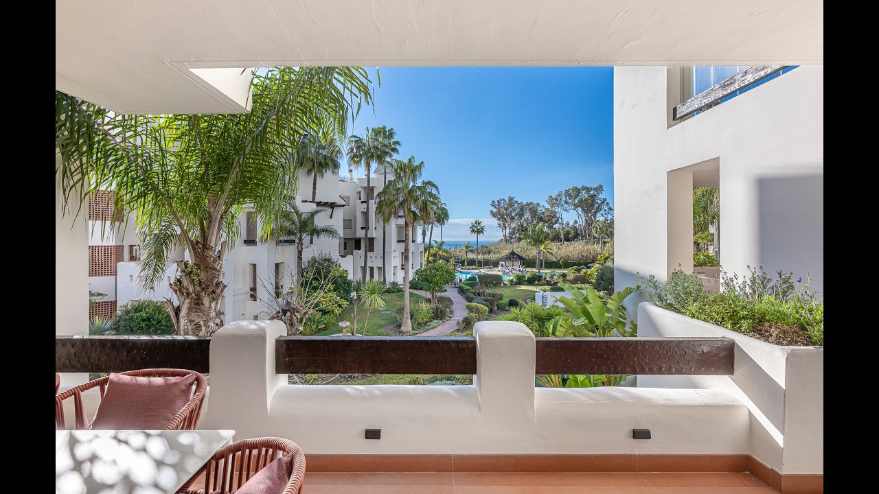 Refurbished Beachside Apartment with Sea Views in Bah&iacute;a del Veler&iacute;n, Estepona - BHHS-MAR-06087
