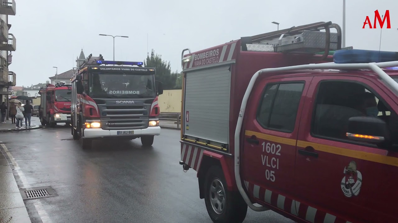 Desfile de viaturas dos Bombeiros Voluntários de Viana do Castelo em dia de aniversário