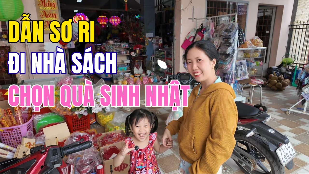 Sơ Ri vui hết cỡ khi được dẫn đi nhà sách mua đồ chơi và bánh kem về tổ chức sinh nhật
