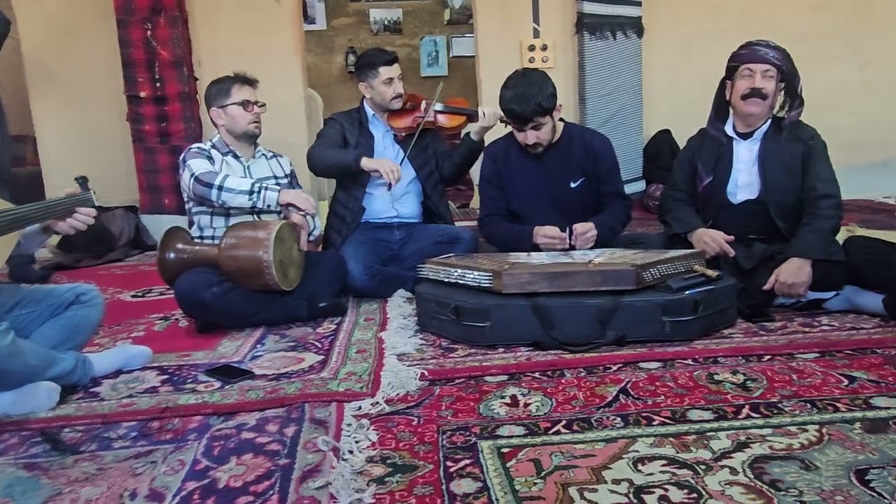 بەڵێن چۆڵمەکی لەتەنیشت ئیحسان زیرەک باوانەکەی بابم مامۆستا حسن زیرەک دەڵێتەوە