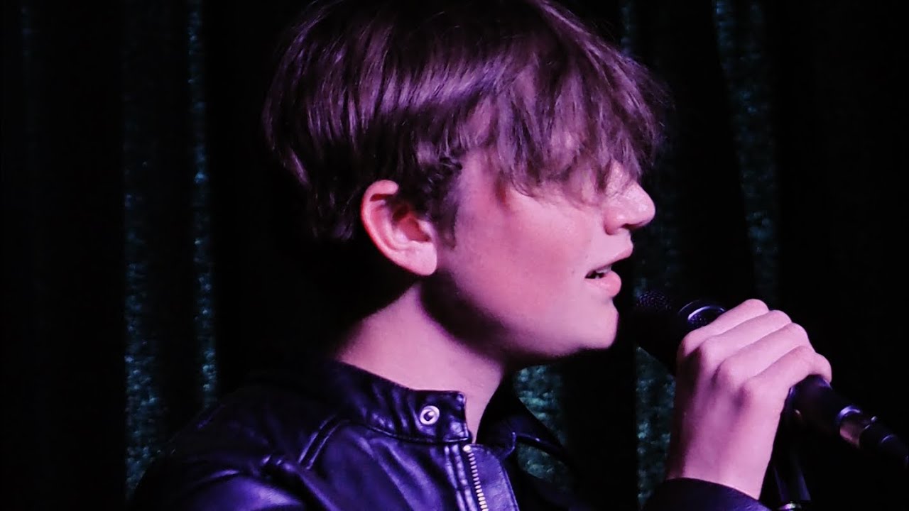 Alex Naumik - Performing &bdquo;Your Hand&rdquo; at Peron 5 (Full)