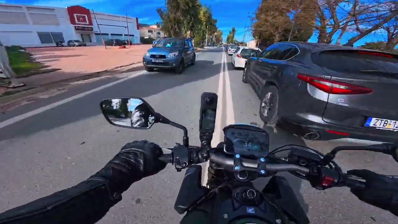 Моя часовая поездка домой. Афинские праздничные пробки 🎄😂🙆‍♂️ #athensgreece #hondamotorcycles