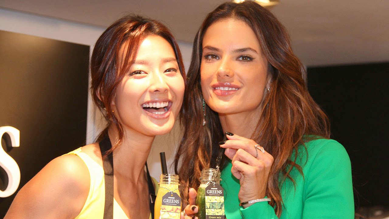 すみれ、憧れのスーパーモデルと対面で大感激！生野菜ジュースバー「GREENS　OMOTESANDO」会見1　