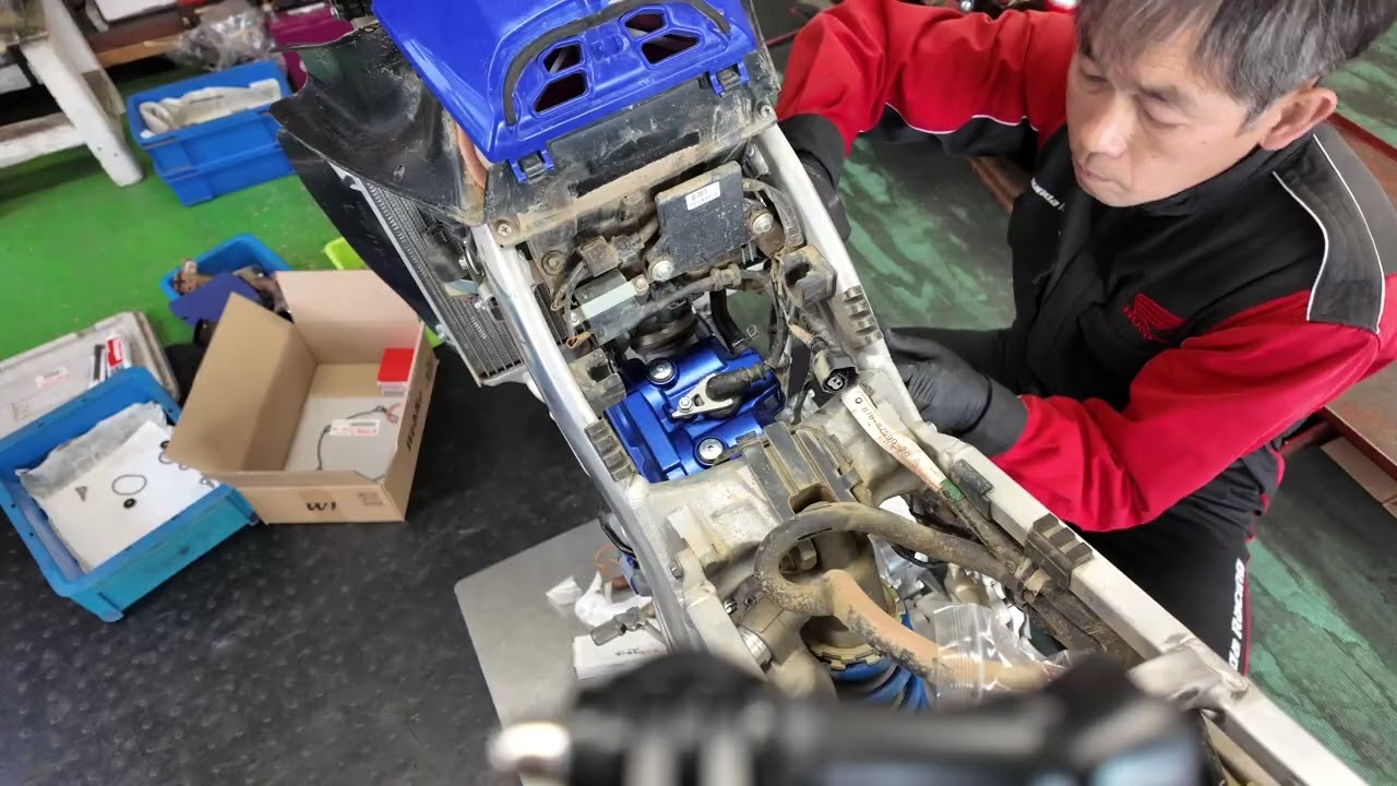 アウトライン YZ250Fヘッドカバー取付け〜完成までもうちょっと