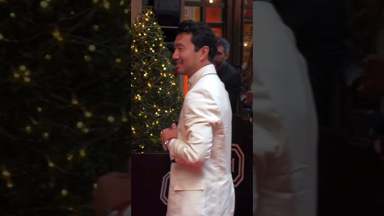 Simu Liu en la alfombra roja de la Met Gala 2021 💛