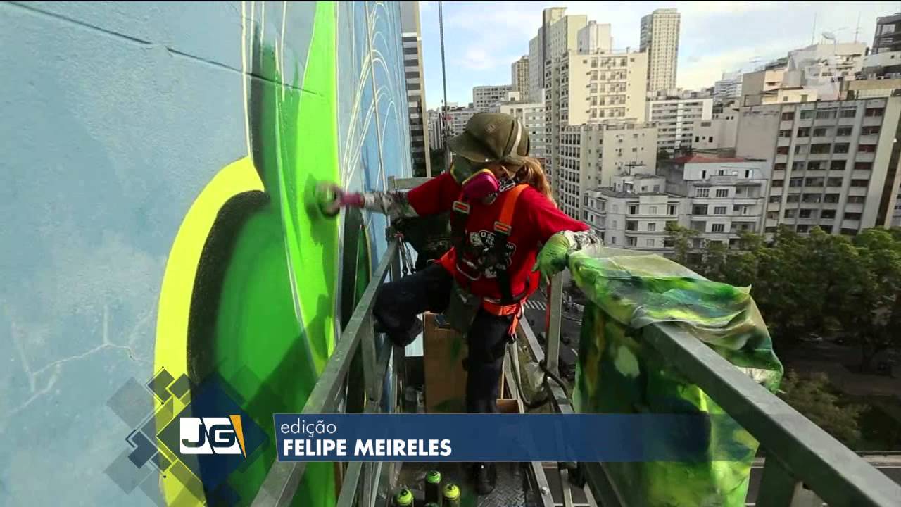 Grafite gigante em prédio ao lado do Minhocão