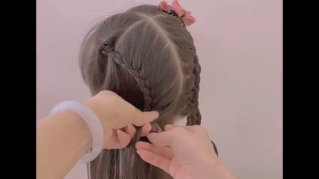 国庆出游给女儿扎一款甜美可爱的双马尾发型，简单又好看