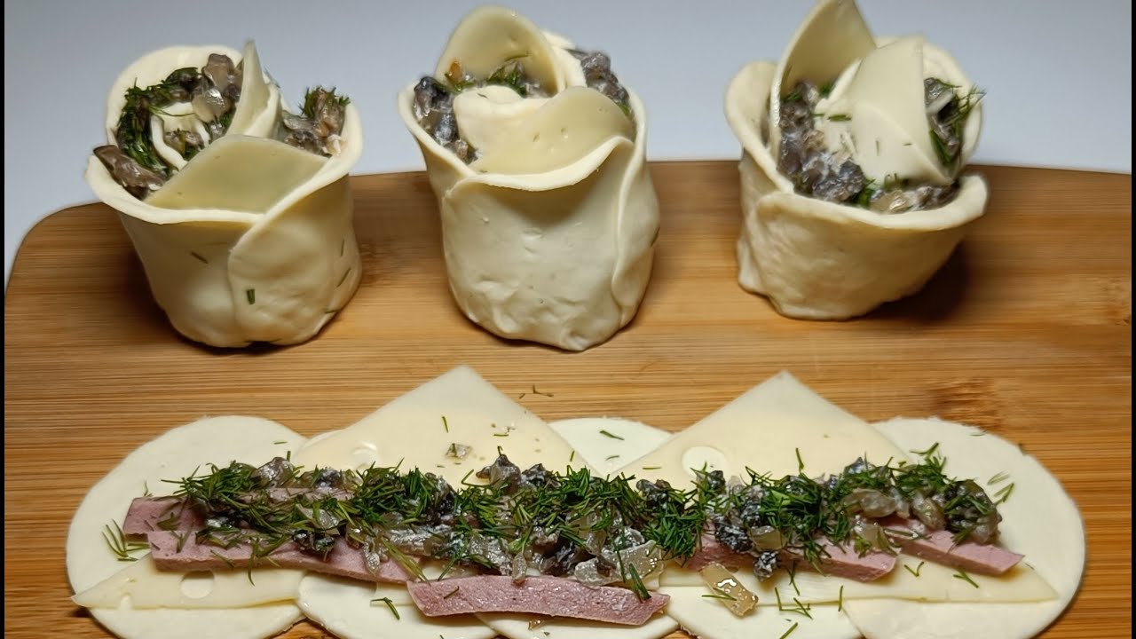 Вкусная и простая закуска из слоеного теста в форме цветка.