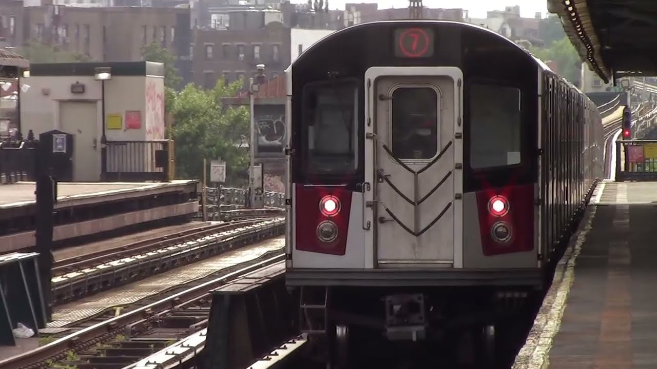 Midday 7 Train Action at 69th St