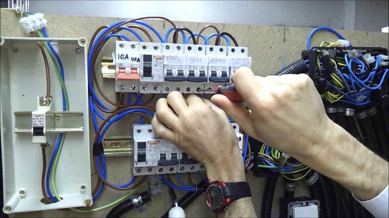 Electricista. Avería eléctrica por haber mezclado circuitos.