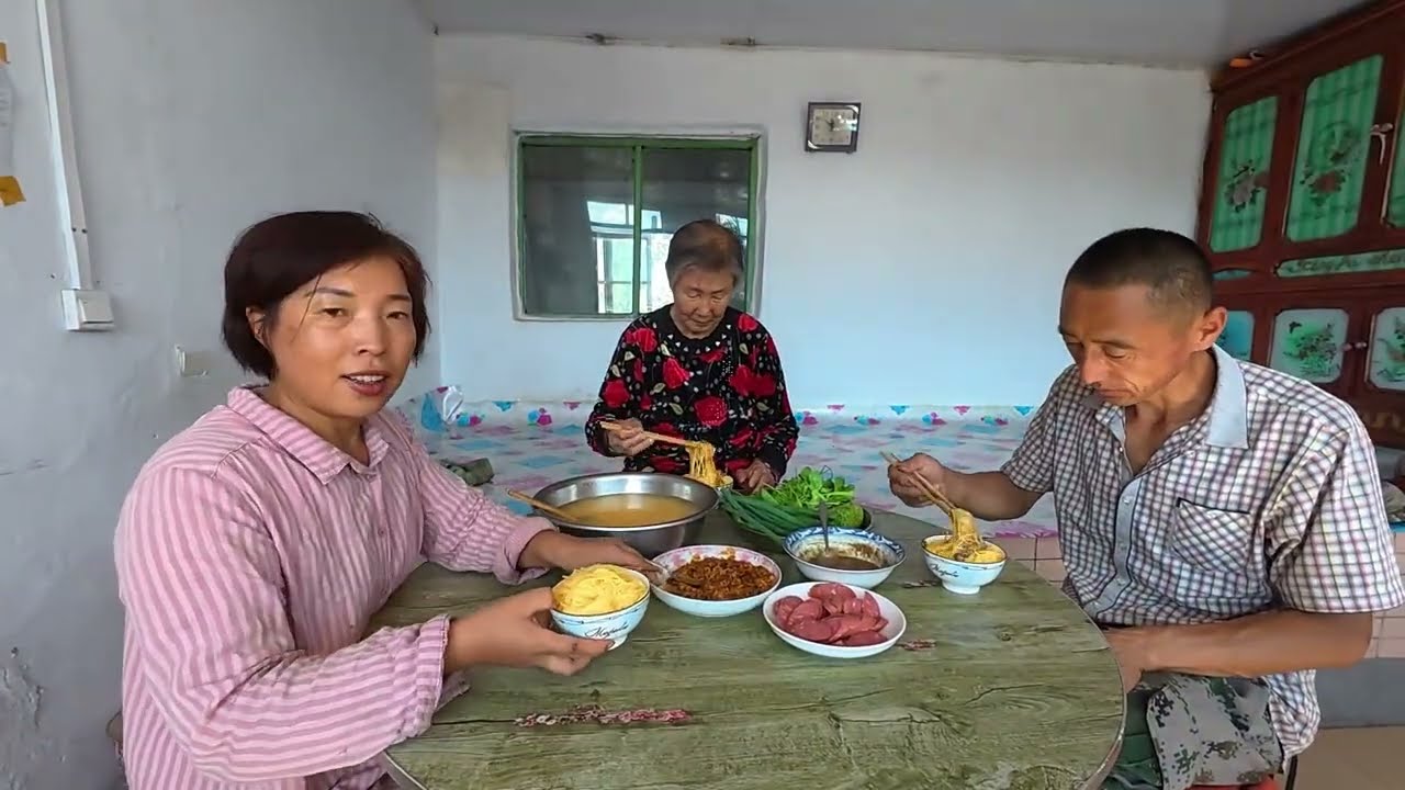 夫妻俩把园子的土豆起下来晒菜用，天气太热吃点玉米面条，劲道香 #乡村守护人 #乡村味道