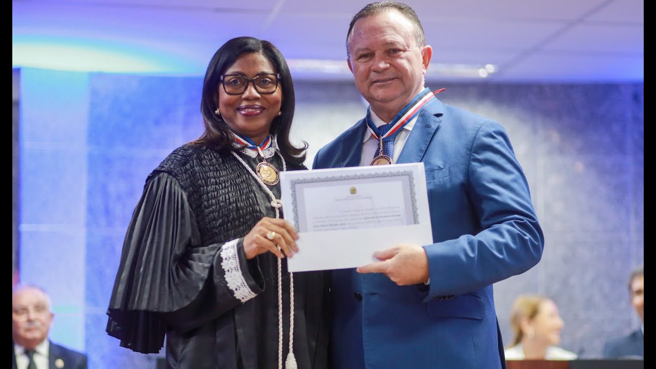 Governador Carlos Brand&atilde;o recebe medalha no TRE