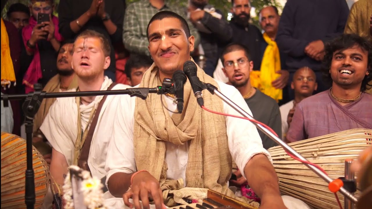 Kirtan by Sharad Bihari Prabhu in Vrindavan! 💙