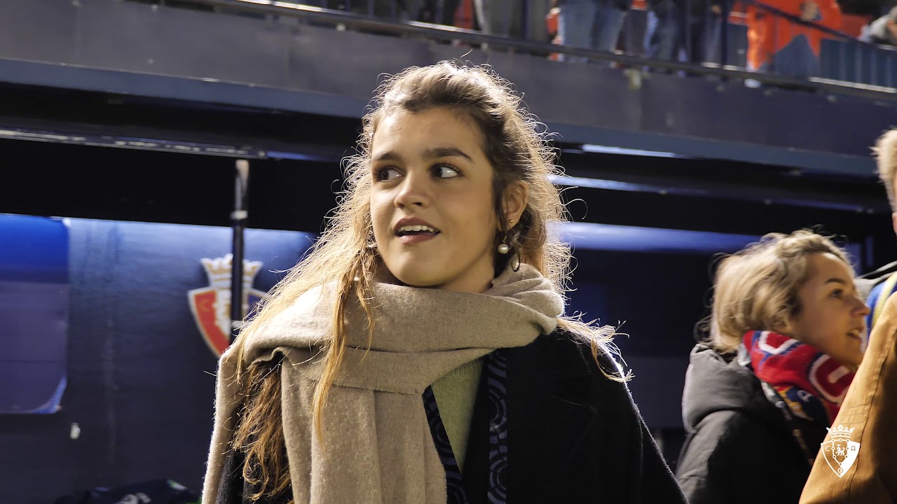 Amaia Romero visita El Sadar para animar a Osasuna en el partido ante el Sevilla