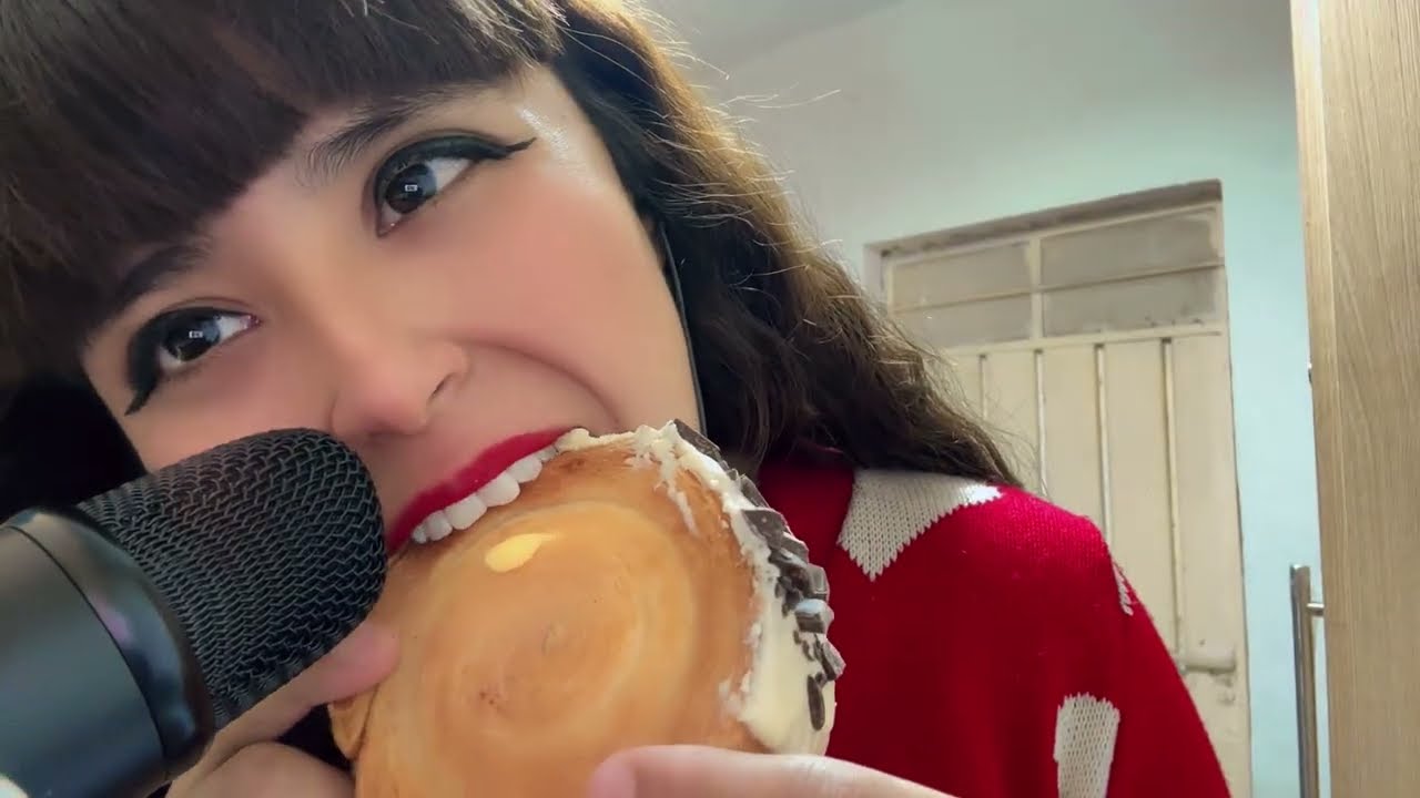 ASMR/ Comiendo Croissant 🥐🤤 