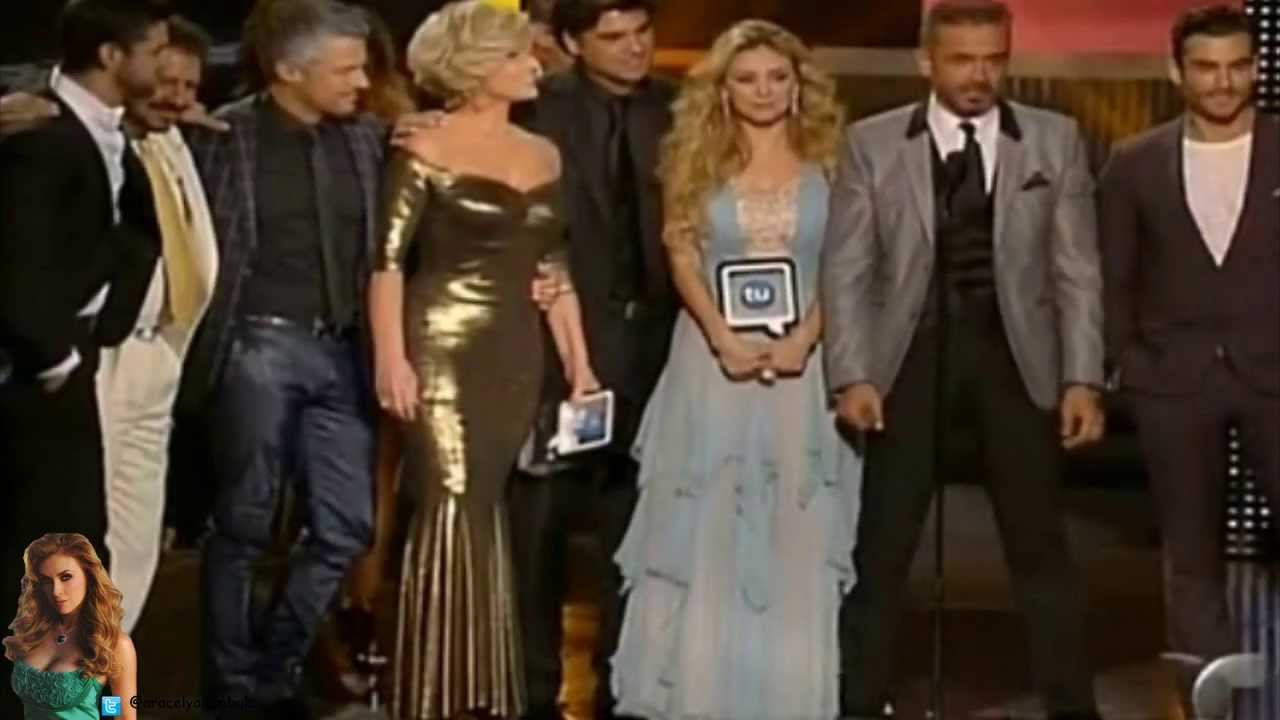 Aracely Arambula y el elenco de la Patrona recibiendo el Premio la novela del Año #PTM2013