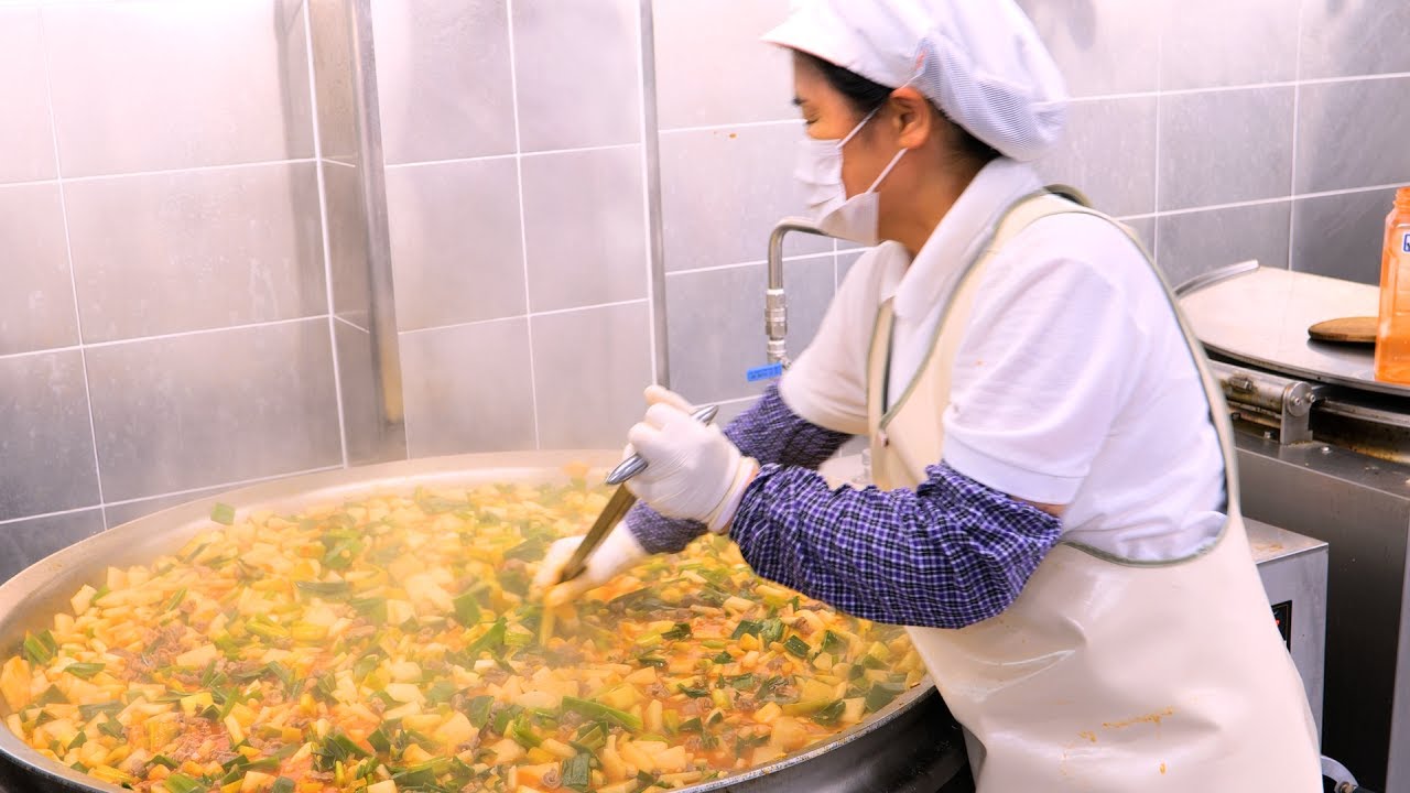 [ENG] 청도중고등학교 레전드 급식! 누가 먹어도 맛있는 대용량 육개장! 얼큰하고 시원하게 끓이는 비법!🍲🥚/Spicy beef soup/Korean school lunch