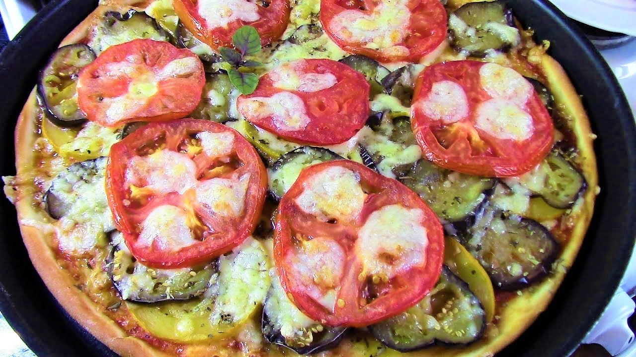 Пицца с сочной начинкой из баклажанов и кабачков. Вкуснейшая пицца.