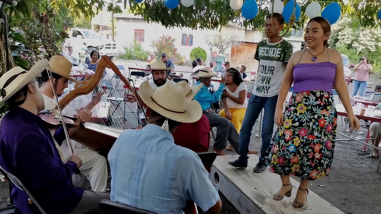 a caballo que rabea, ningún charro lo desea... A Zapatear !!