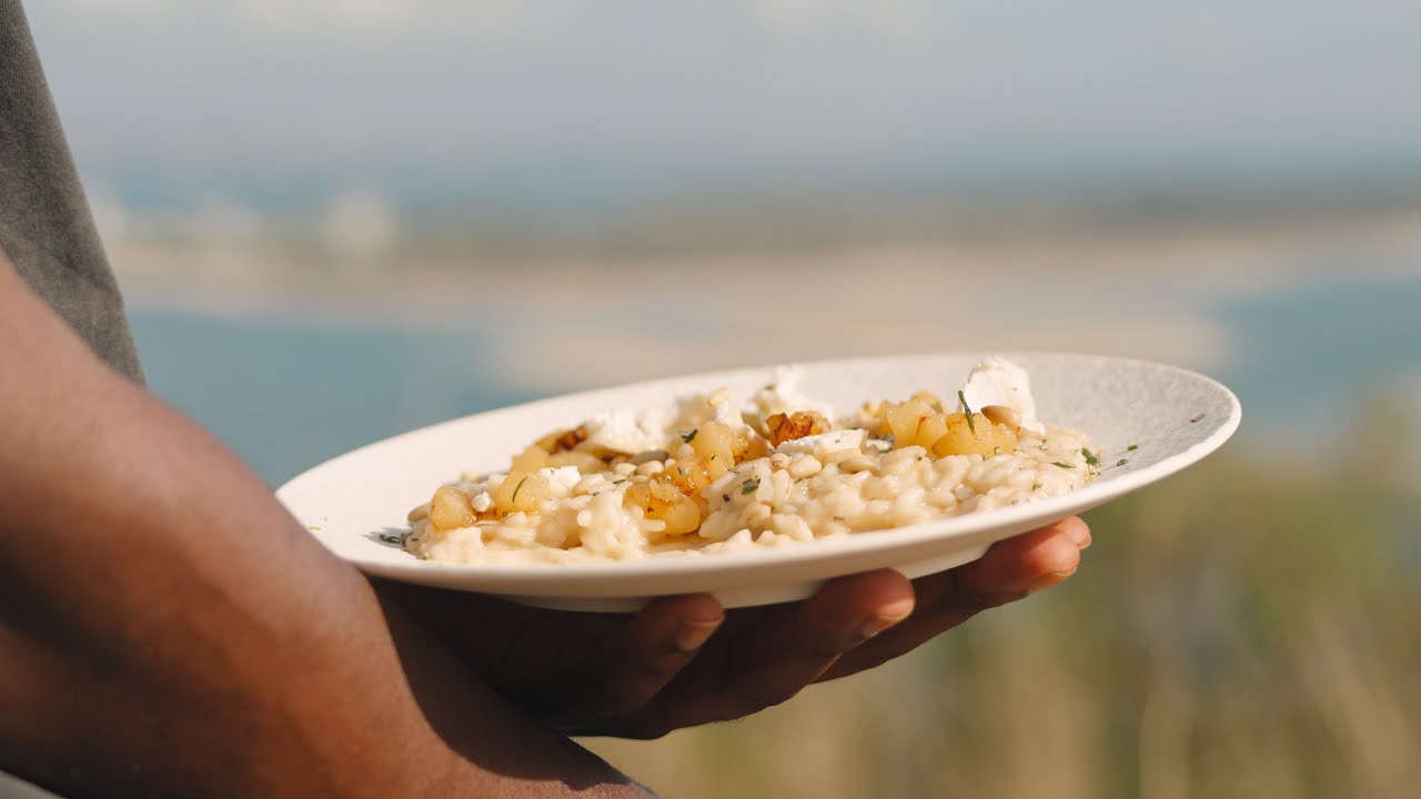 Risotto al rosmarino con mela verde, caprino e pinoli tostati | Uno dei miei piatti preferiti