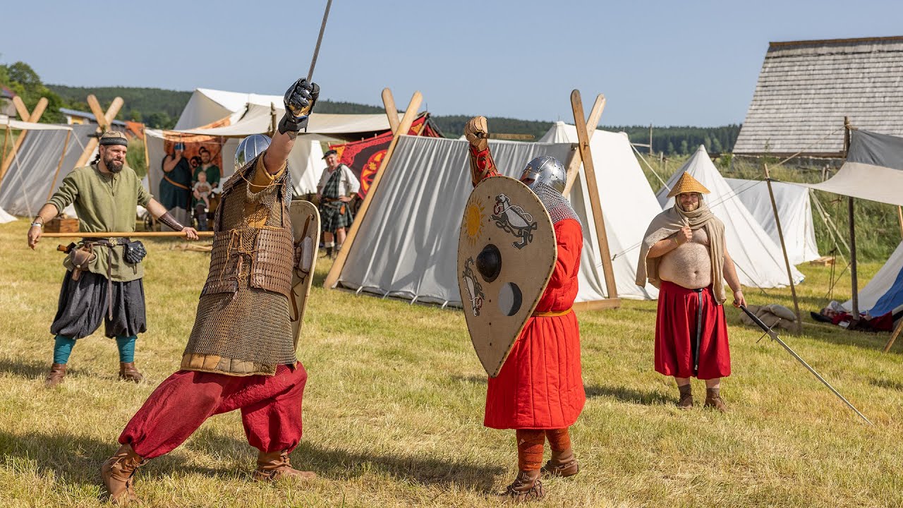 Marktspectaculum: Ritter, Gaukler, Spielleute und Hexen belagern das mittelalterliche Bärnau