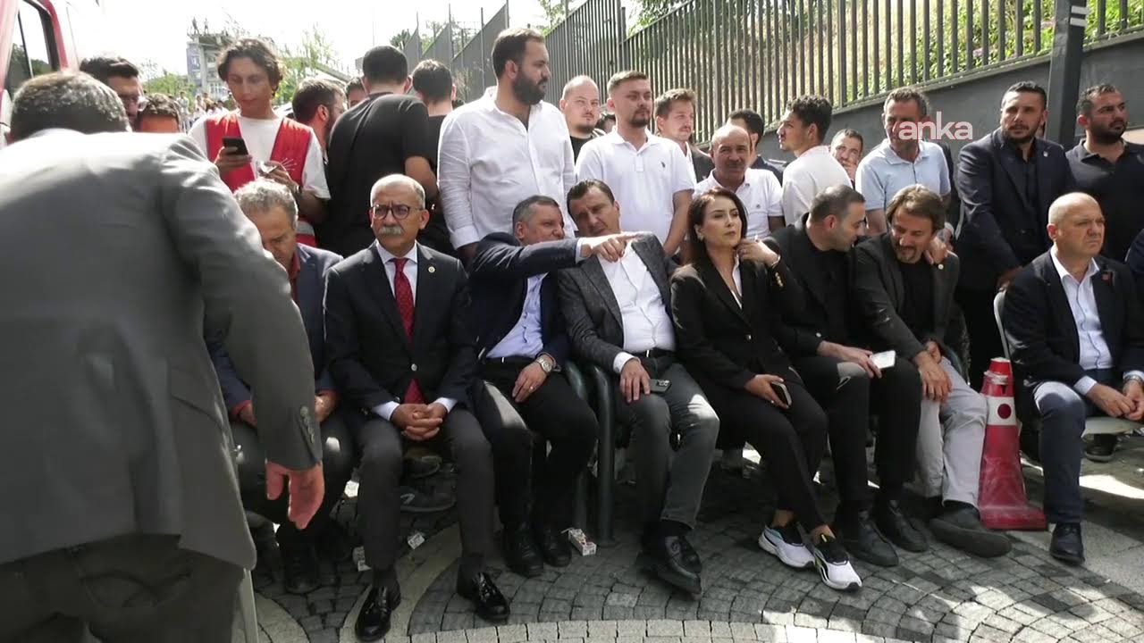 &Ccedil;evik kuvvet ablukasındaki CHP İstanbul İl Başkanlığı &ouml;n&uuml;nde son durum