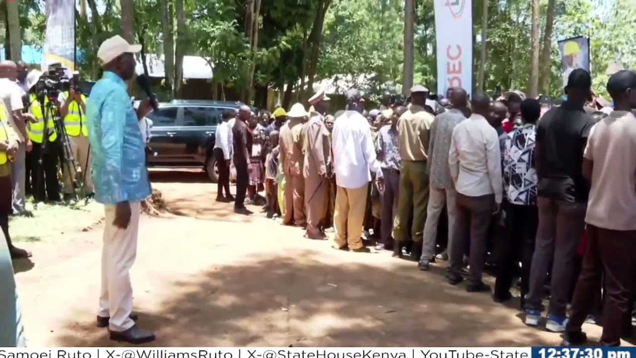 “NITAWEKA NYUMBA ZENU ZOTE STIMA!” WATCH What Ruto Did in Navakholo Today – Crowd Reacts!